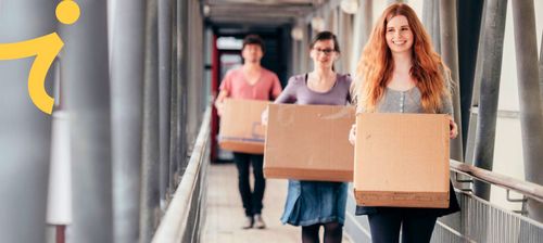 Drei Studierende tragen je einen Umzugskarton