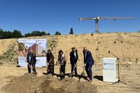 From left: Robert Crumbach, Manja Schüle, Noosha Aubel, Timo Grießmann, Bert Nicke at the groundbreaking ceremony I