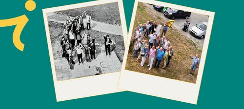 Zwei Polaroid-Fotos nebeneinander: Das linke zeigt ein Schwarz-Weiß-Bild einer Gruppe junger Menschen, das rechte eine Nachstellung desselben Fotos, jedoch in Farbe und mit älteren Personen.