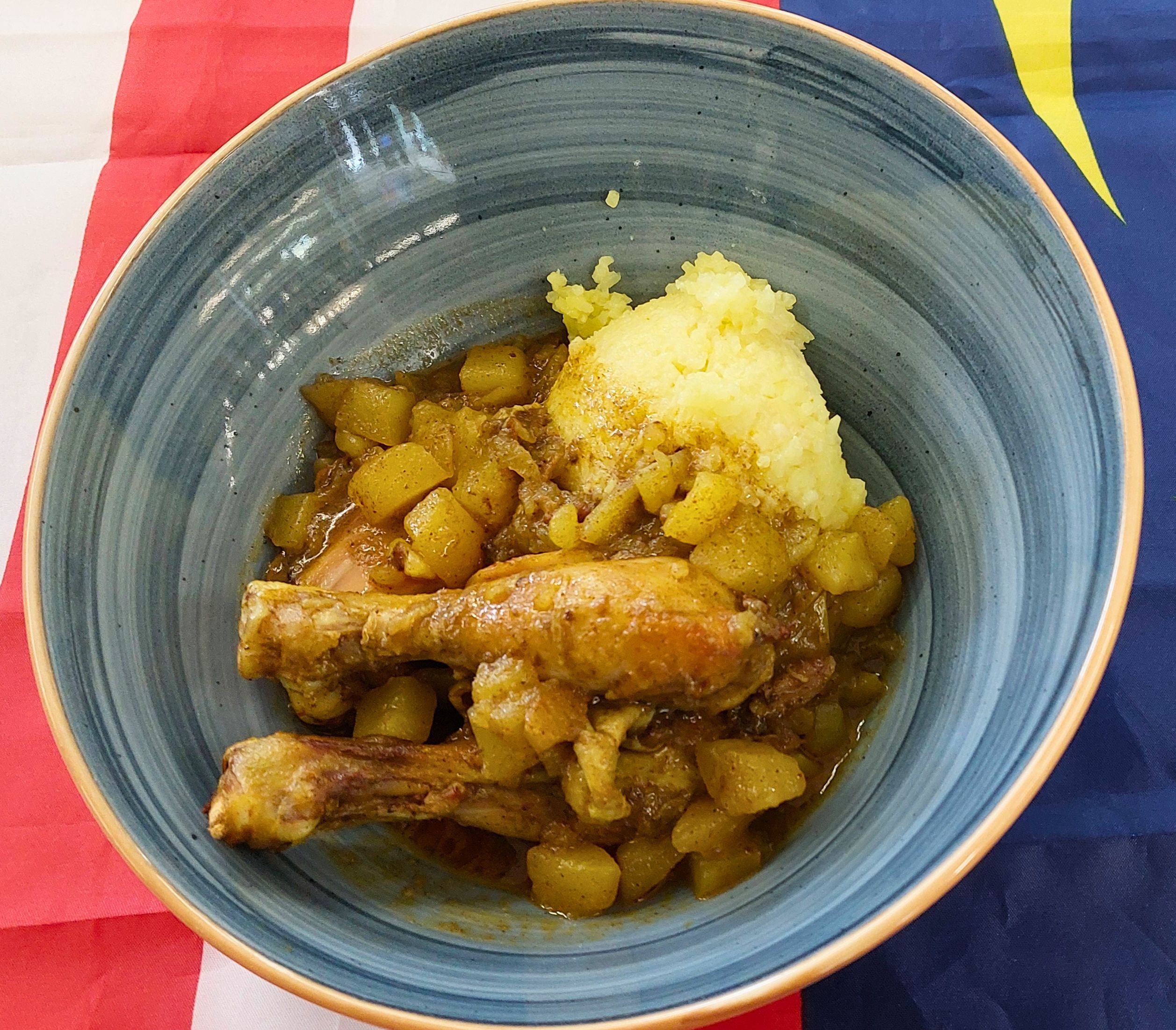 Kari Ayam mit Pulut Kuning (Chicken Curry mit gelbem Reis)