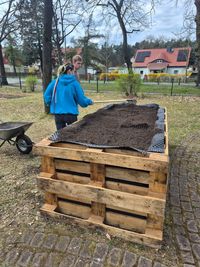 Freiwillige Helfende legen ein Hochbeet an.