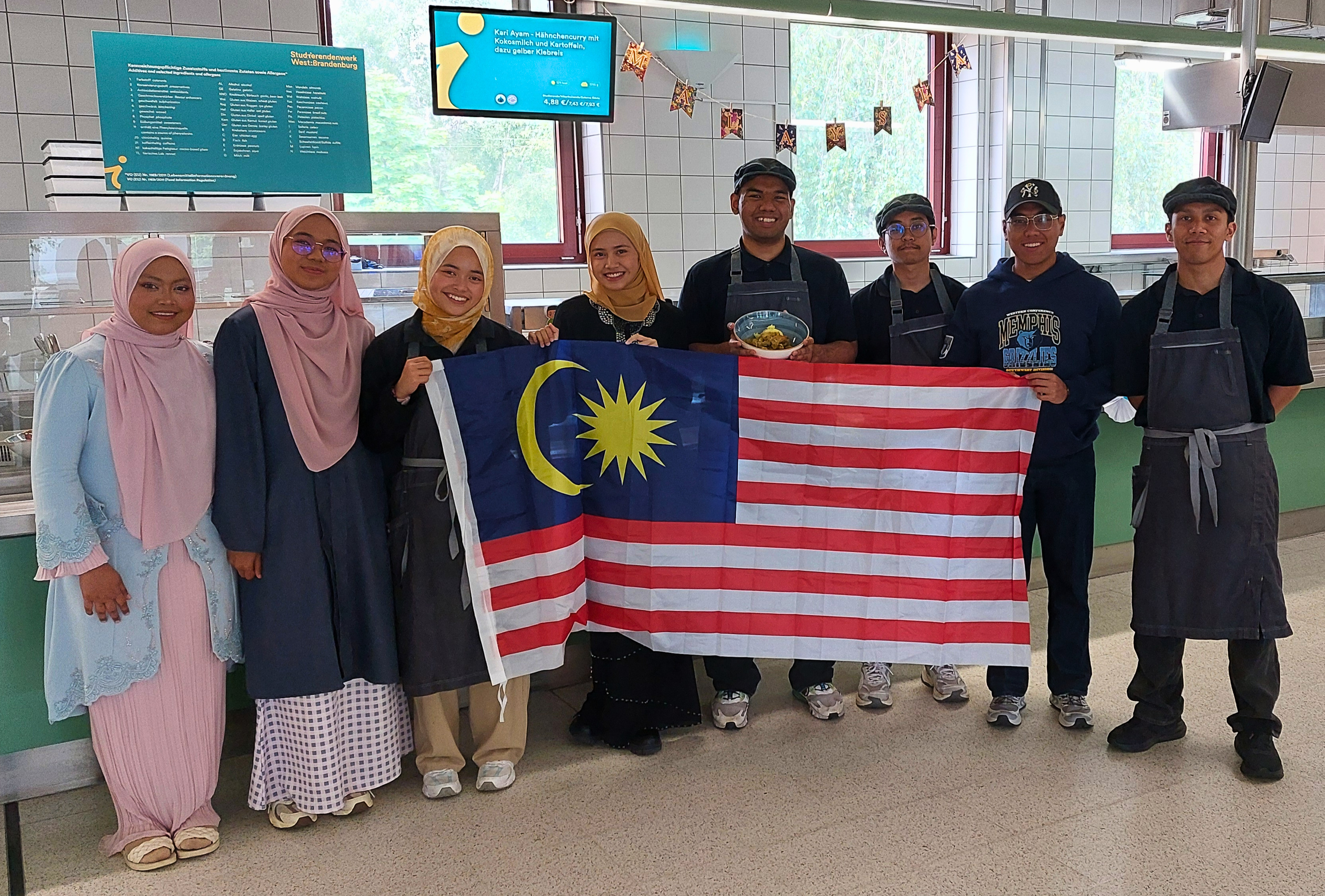 Malaysische Studierende in der Mensa