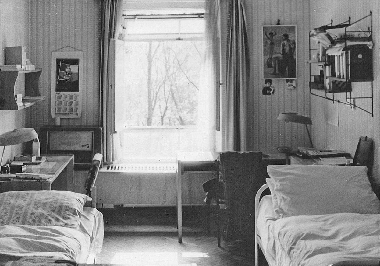 Foto eines 2-Bett-Wohnheimzimmers aus den 1970er Jahren, mit typischer Einrichtung und Dekoration dieser Zeit.