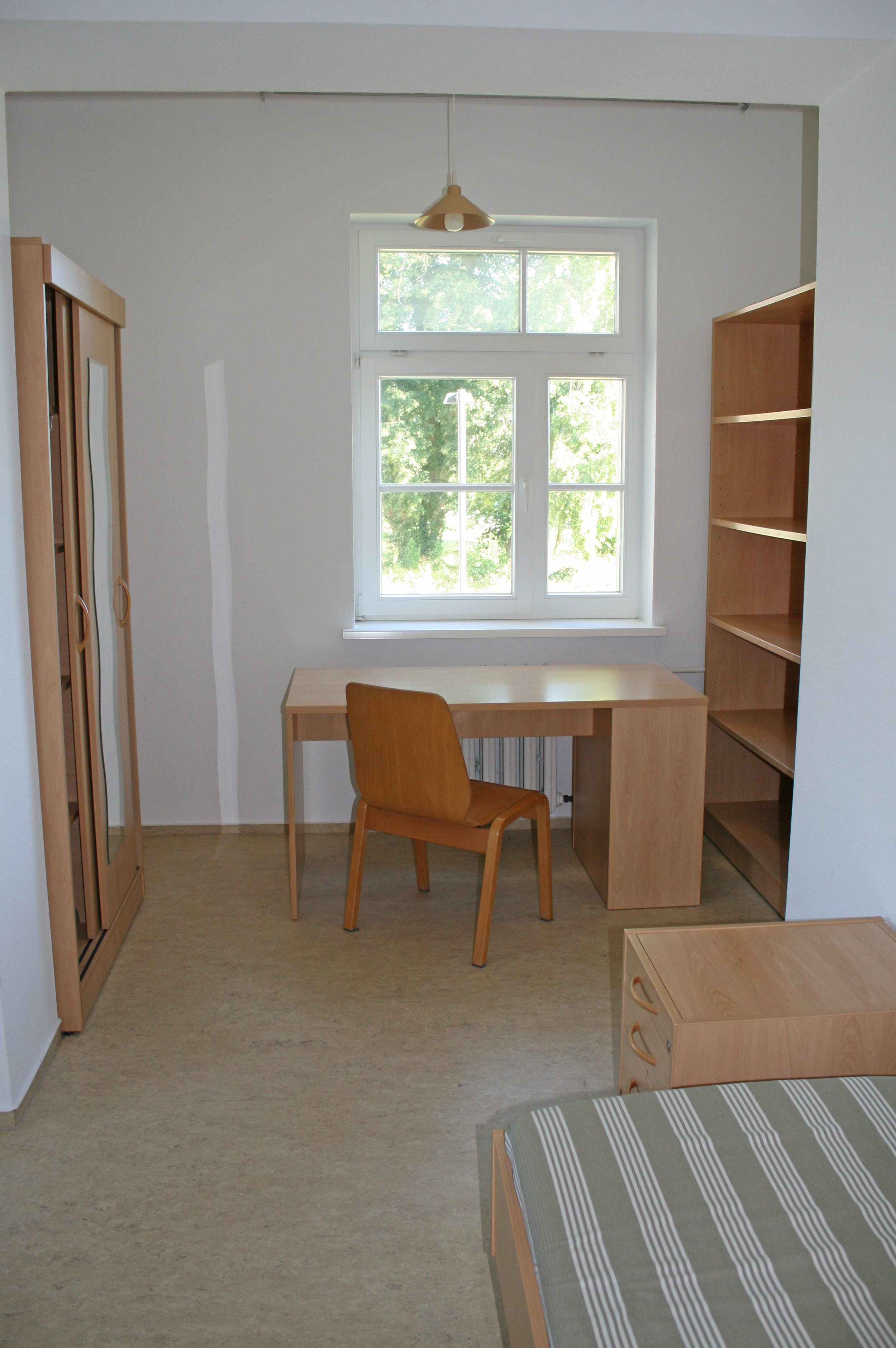 Möbliertes, unbewohntes Wohnheimzimmer im Park Babelsberg, aktuell, mit moderner Einrichtung.