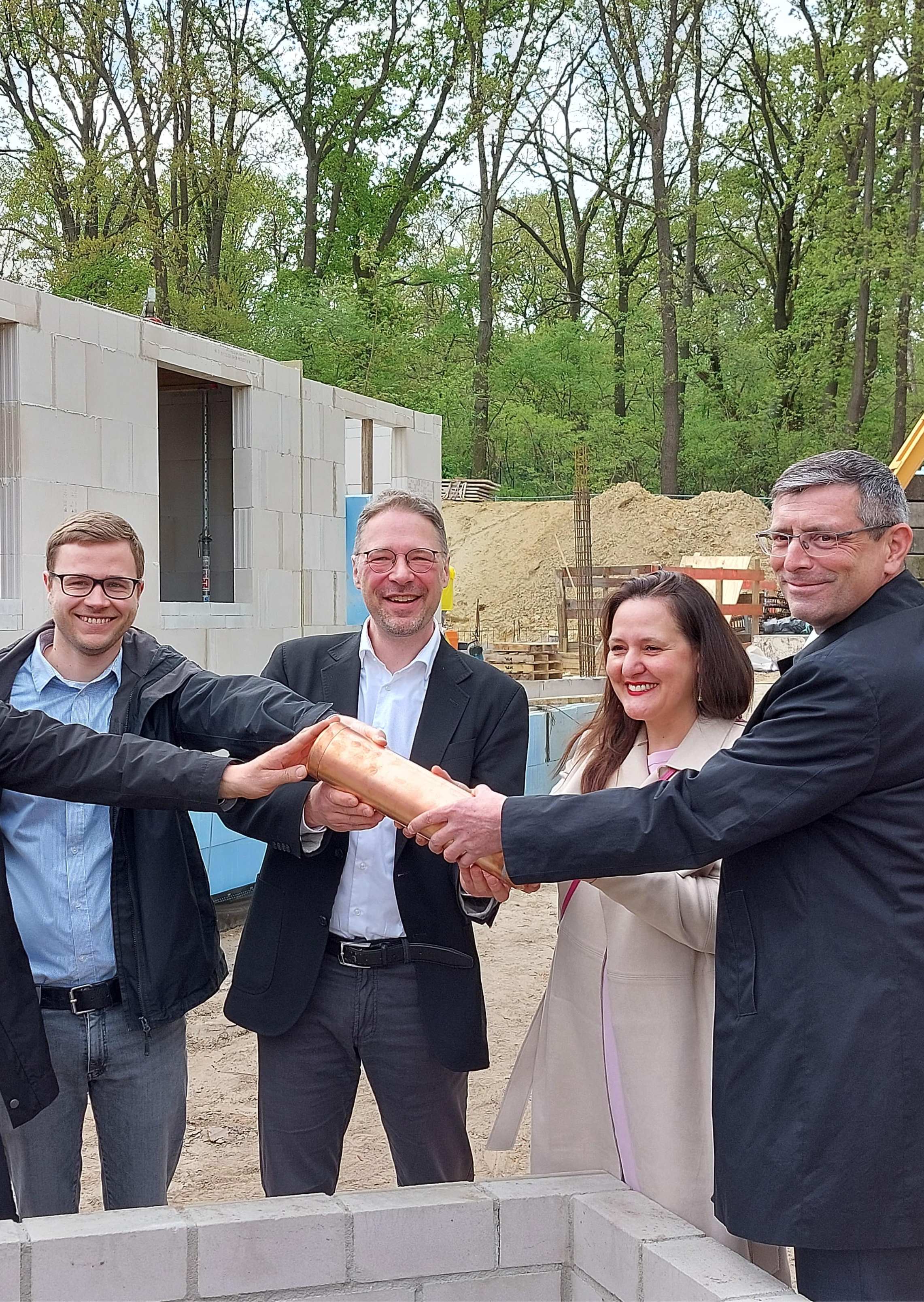 From left: Tilman Kolbe, Peter Heiß, Dr. Manja Schüle and Uwe Schüler after filling the time capsule. | Copyright: Studentenwerk Potsdam