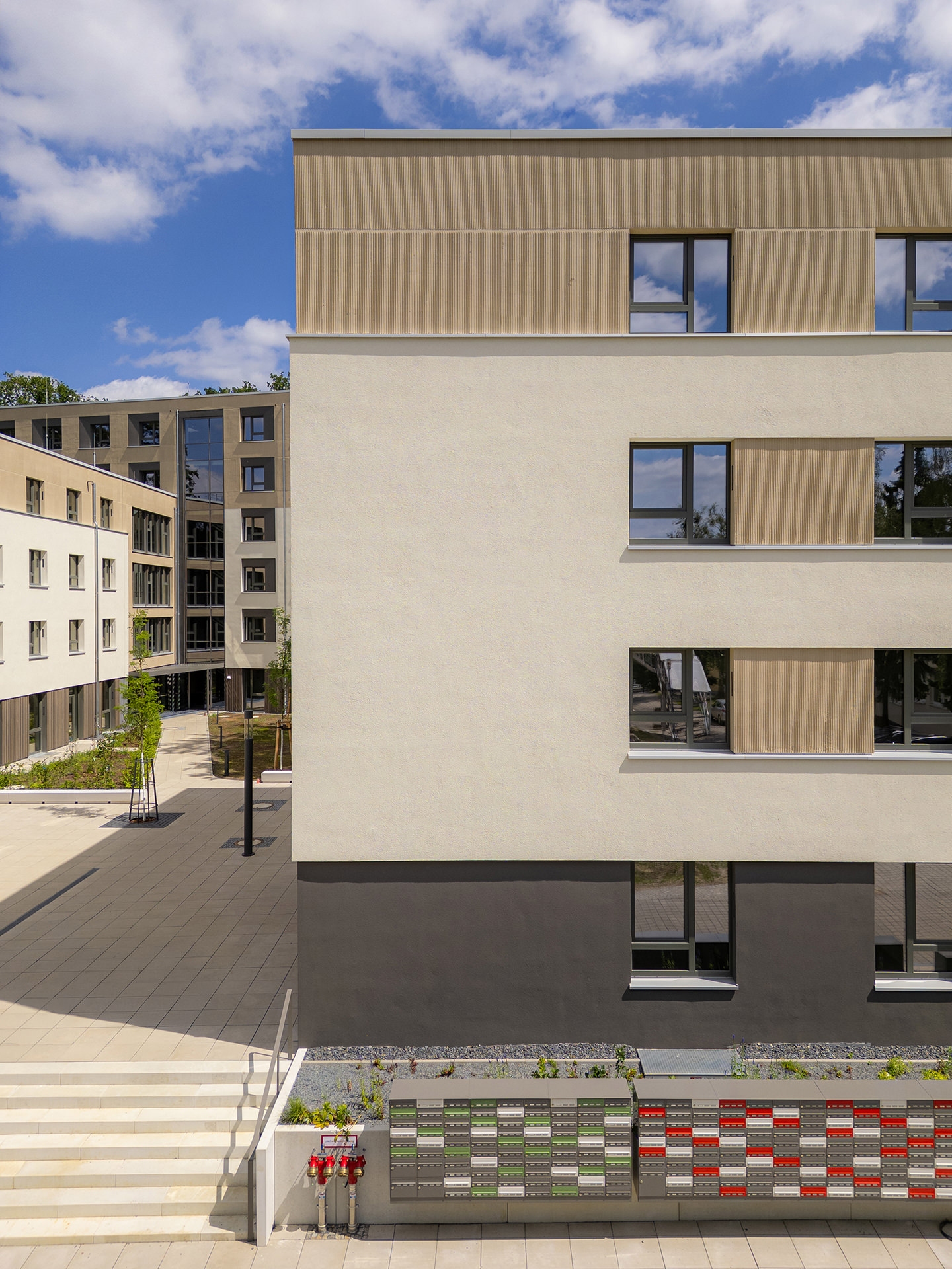 Hausfassade des neuen Wohnheims mit Briefkästen